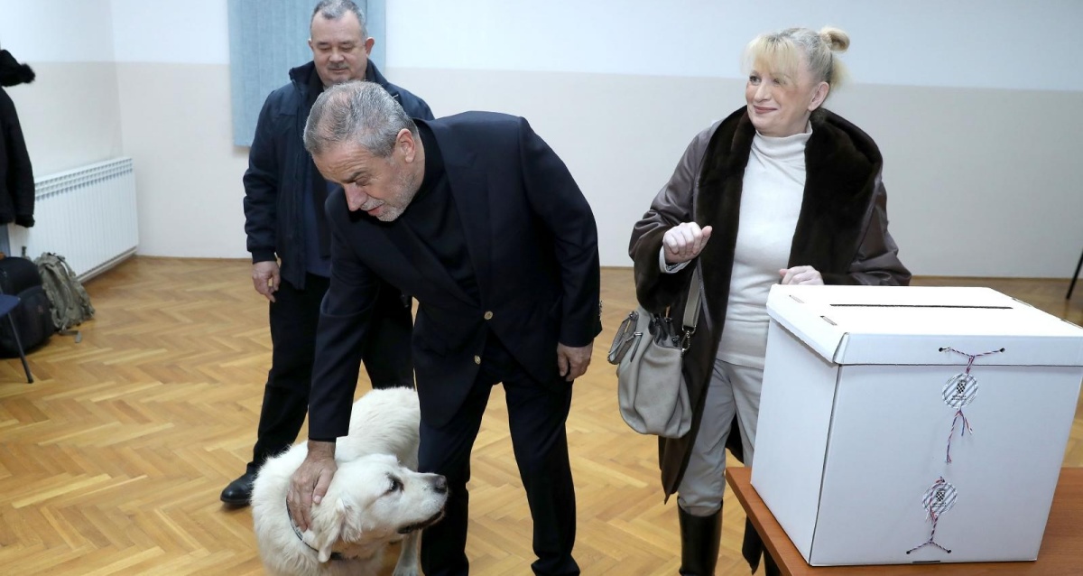 Bandić na glasanje poveo suprugu i psa, nisu se sredili kao u prvom krugu